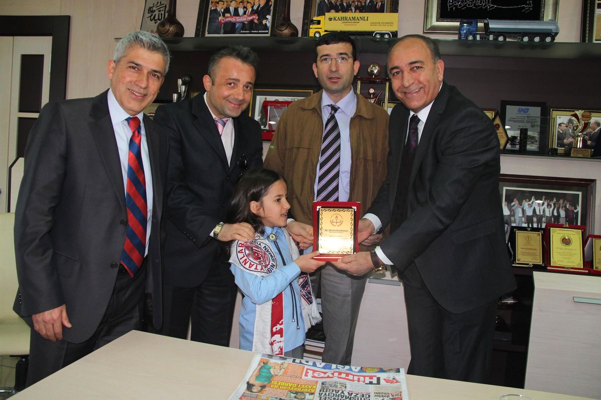 Öğrencilerden Kahramanlı\'ya Plaket