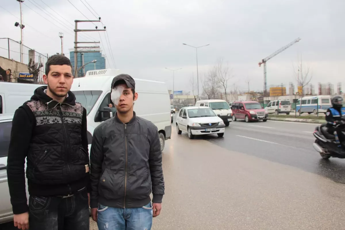 Otomobilin Çarpmasıyla Başka Aracın Üzerine Düşen Genç Ölümden Döndü