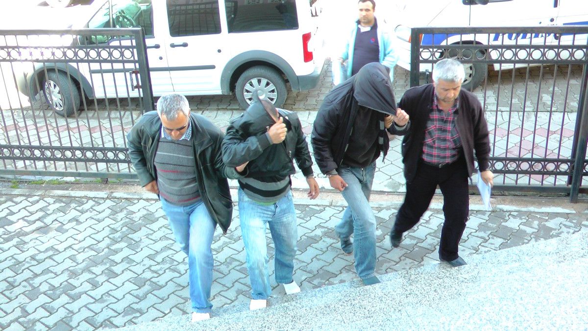 Polisi Görünce Çaldıklarını Atıp Kaçtılar
