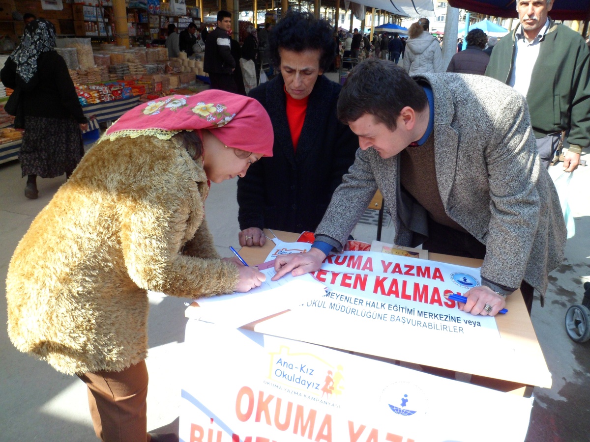 Söke Halk Eğitim Merkezi Okumayazma Bilmeyenlere Ulaşmaya Çalışıyor