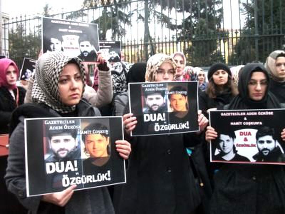 Suriye\'de Kaybolan Türk Gazetecilerin Arkadaşları Eylem Yaptı