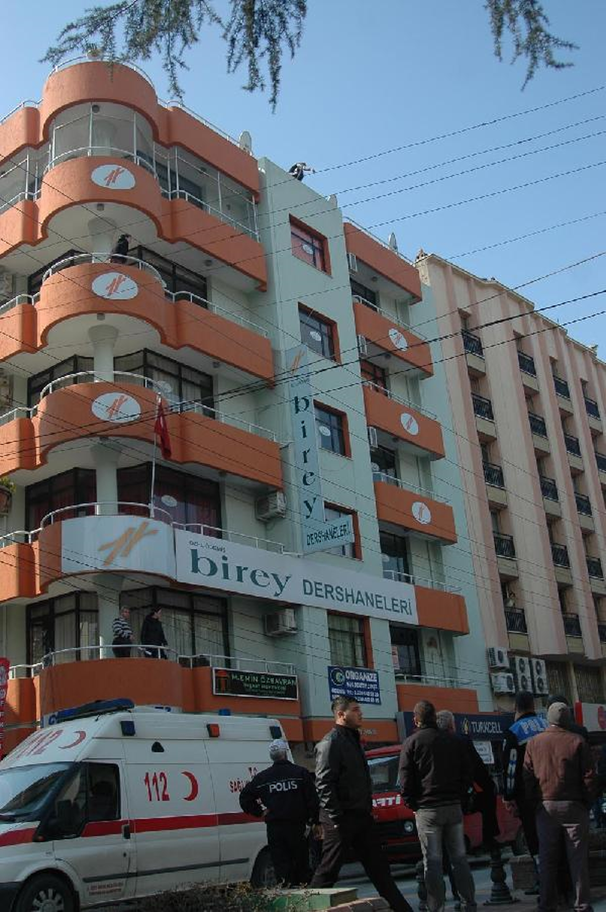 Tahliye Oldu, İş Bulamayınca Çatıya Çıktı