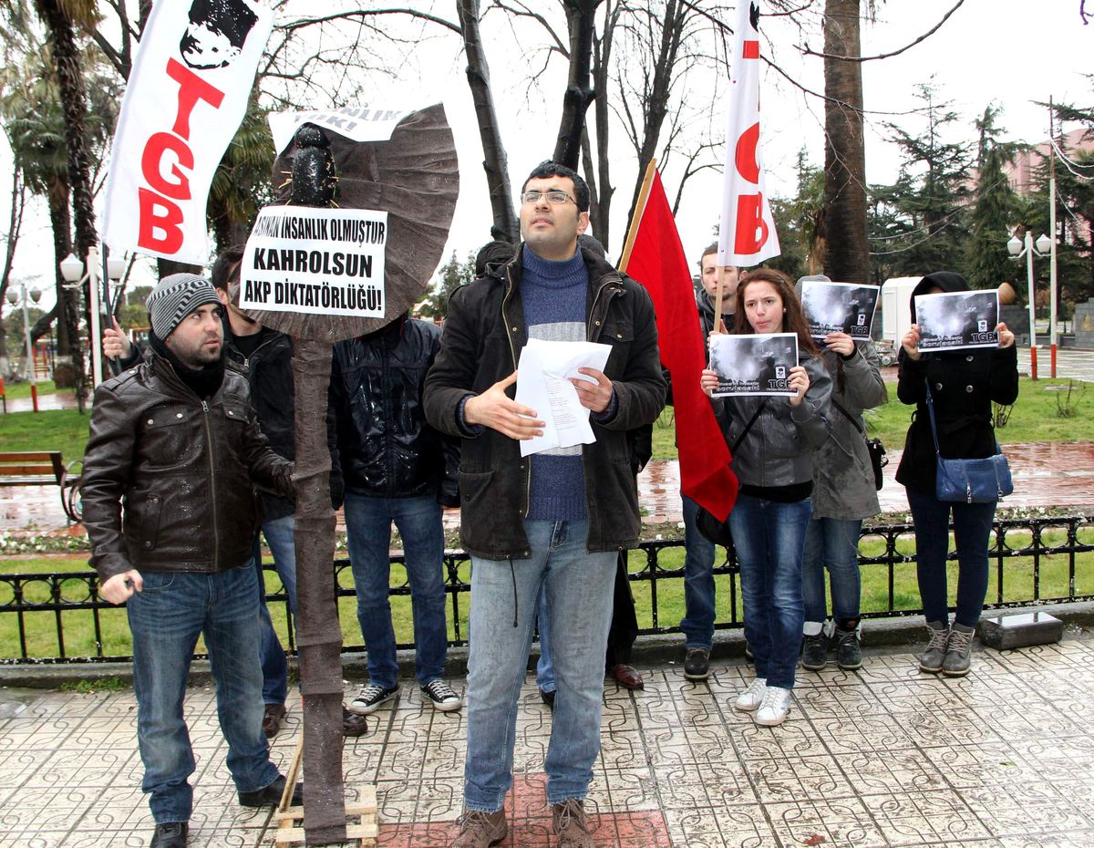 Tgb, AK Parti Önüne Siyah Çelenk Bıraktı