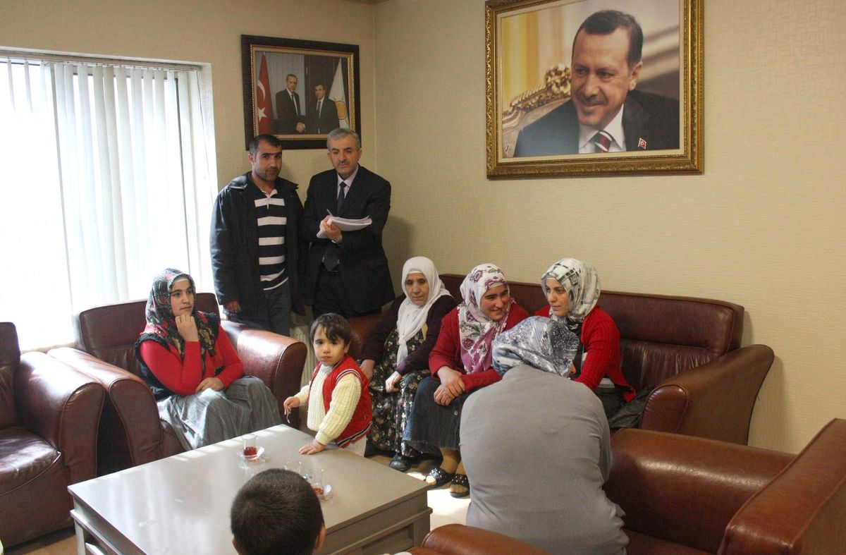 AK Parti Kırşehir Kadın Kolları, Vanlı Depremzedelere Giyim Yardımında Bulundu