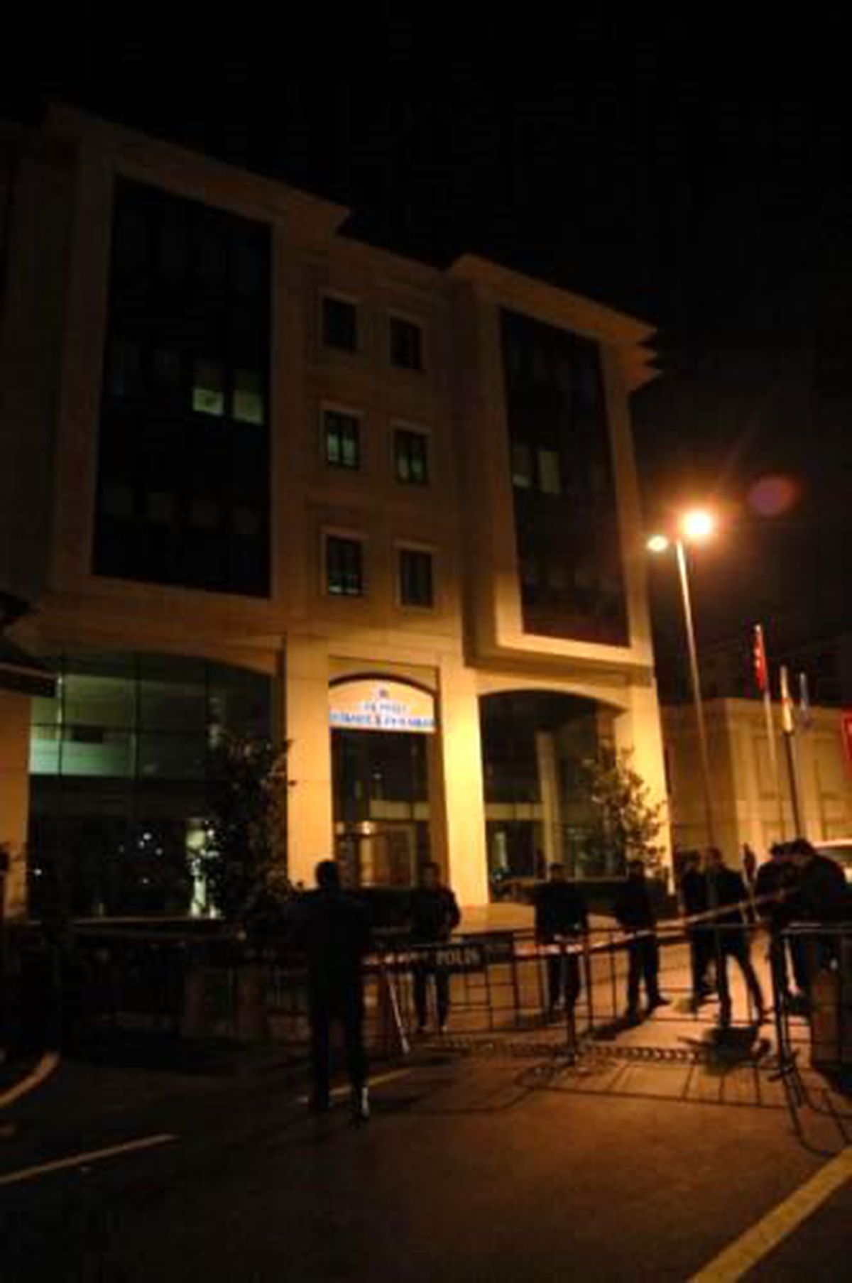 AKP İl Binası Önünde Şüpheli İki Kişi Polisi Alarma Geçirdi