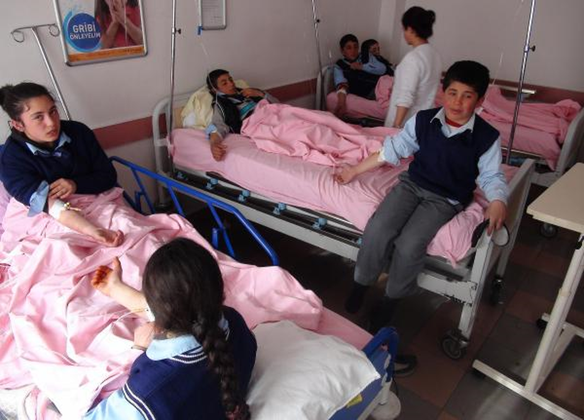 Bal ve Tereyağı Yedikten Sonra Rahatsızlanan 25 Öğrenci Hastaneye Kaldırıldı