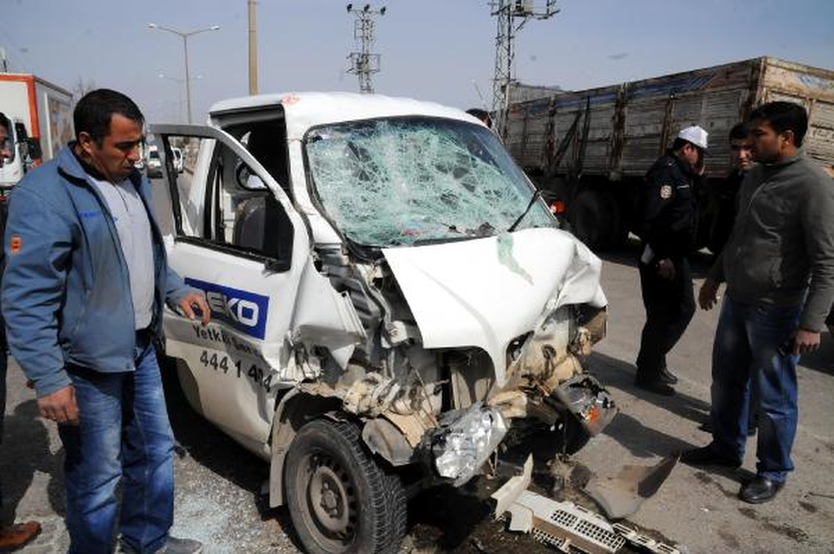 Beyaz Eşya Kamyoneti Kamyona Çarptı: 1 Yaralı