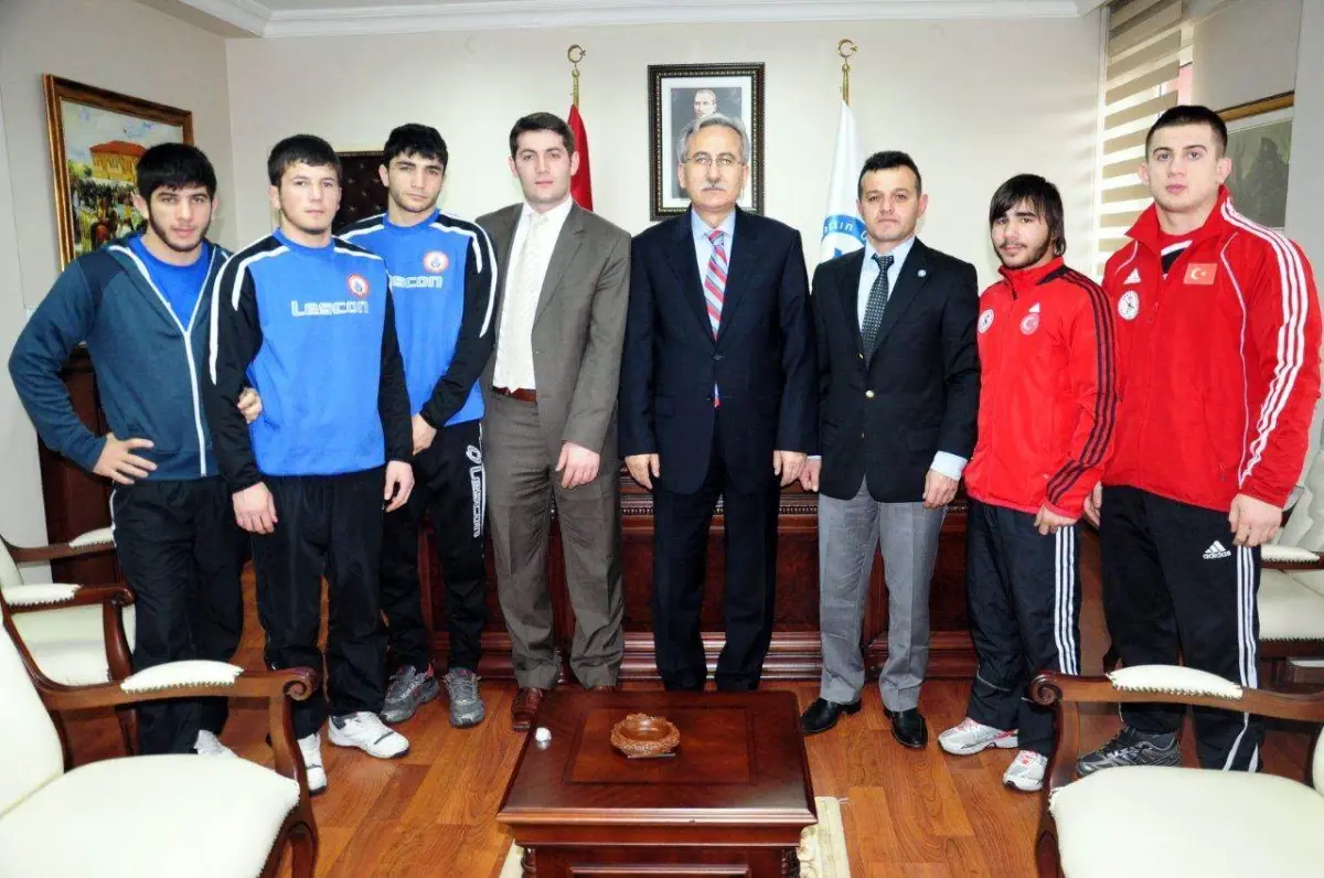 Bü Güreşçileri Madalya ile Döndü