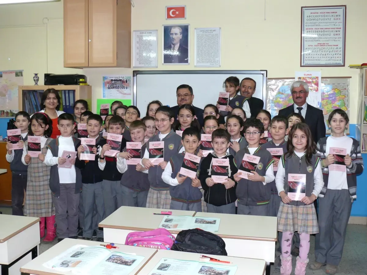 Çanakkale Zaferi Kitap Hediye Edilerek Kutlandı