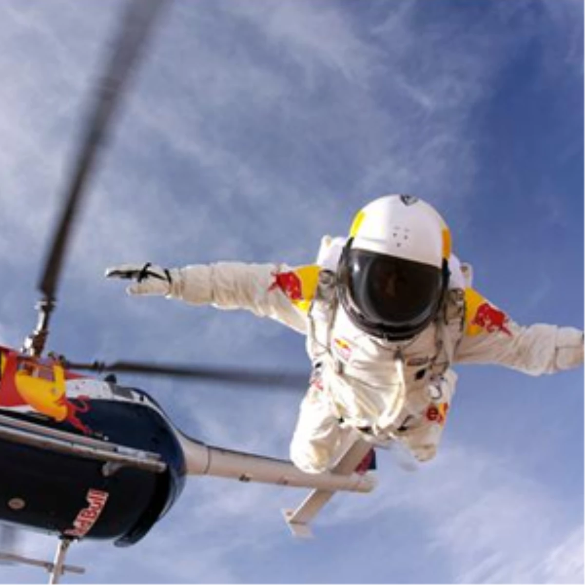 Çılgın Avusturyalı 21.800 Metreden Paraşütle Atlamayı Başardı