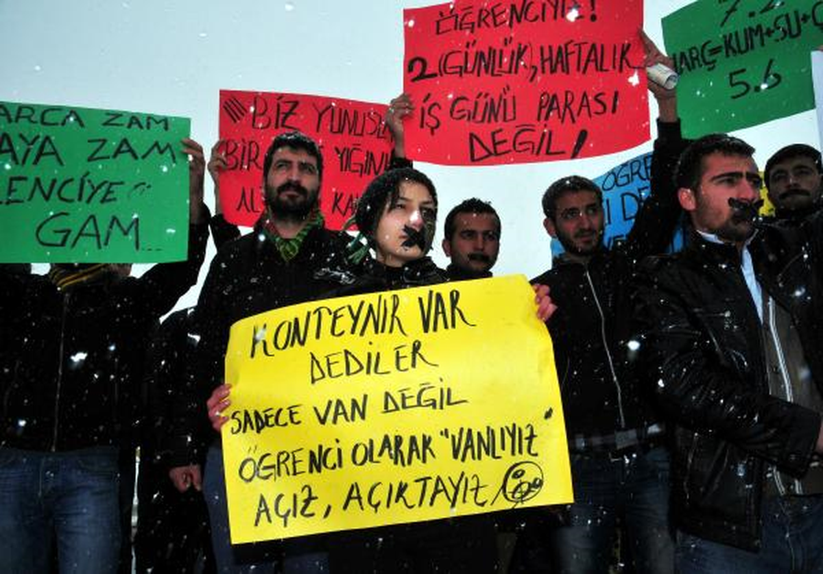 Depremzede Üniversitelilerden Bantlı Eylem