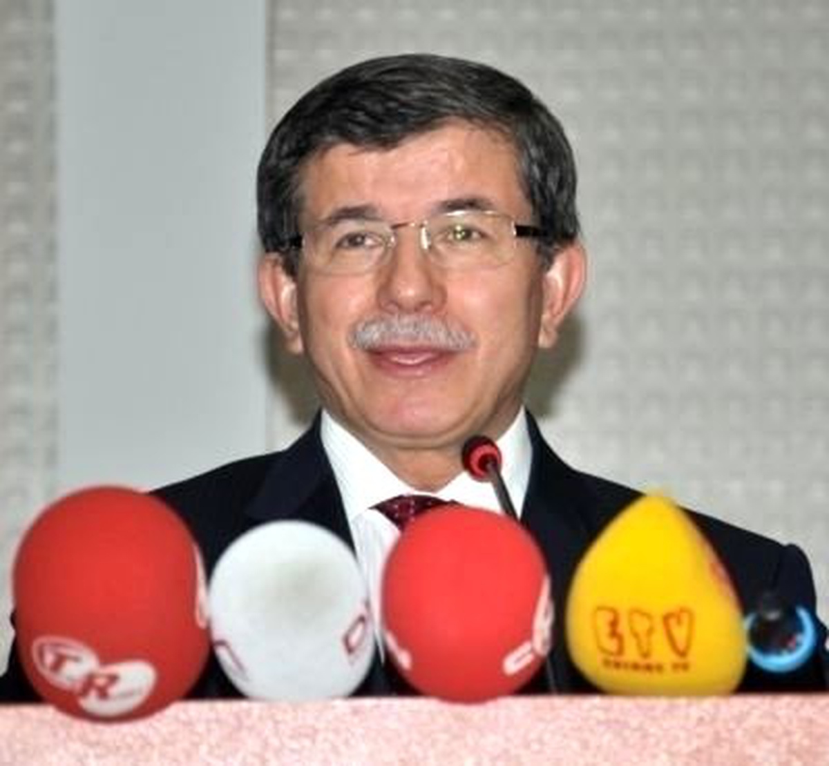 Dışışlerı Bakanı Ahmet Davutoğlu, 5 Türk Askerının Şehıt Olduğu Afganıstan\'dakı Helıkopter...