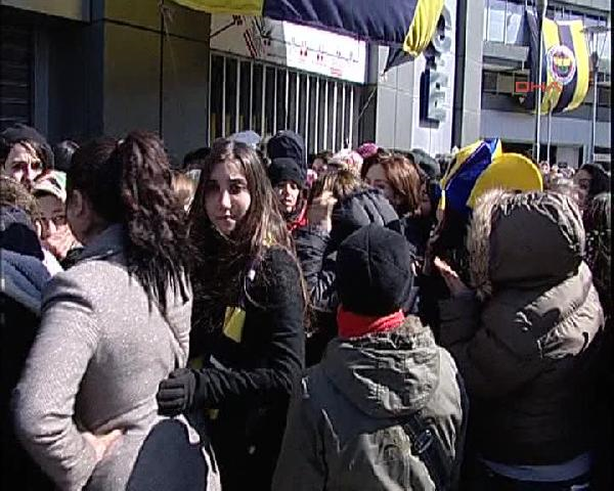 Fenerbahçeli Kadınların Bilet İzdihamı