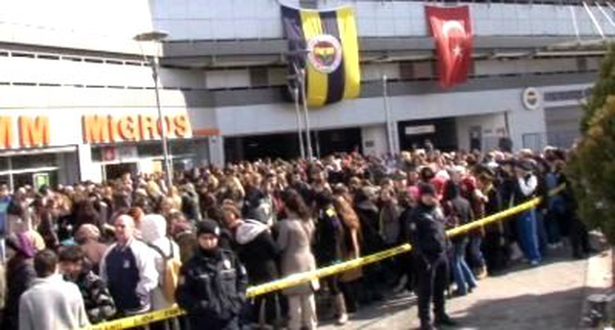 Fenerbahçeli Kadın Taraftarların Bilet İzdihamı
