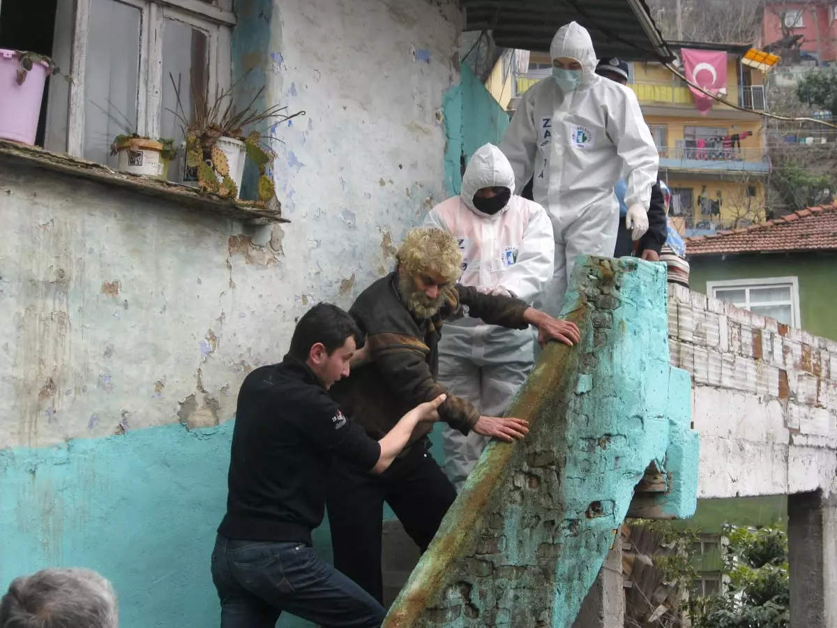 İzmit Belediyesi Ekipleri Çöp Evi Temizledi