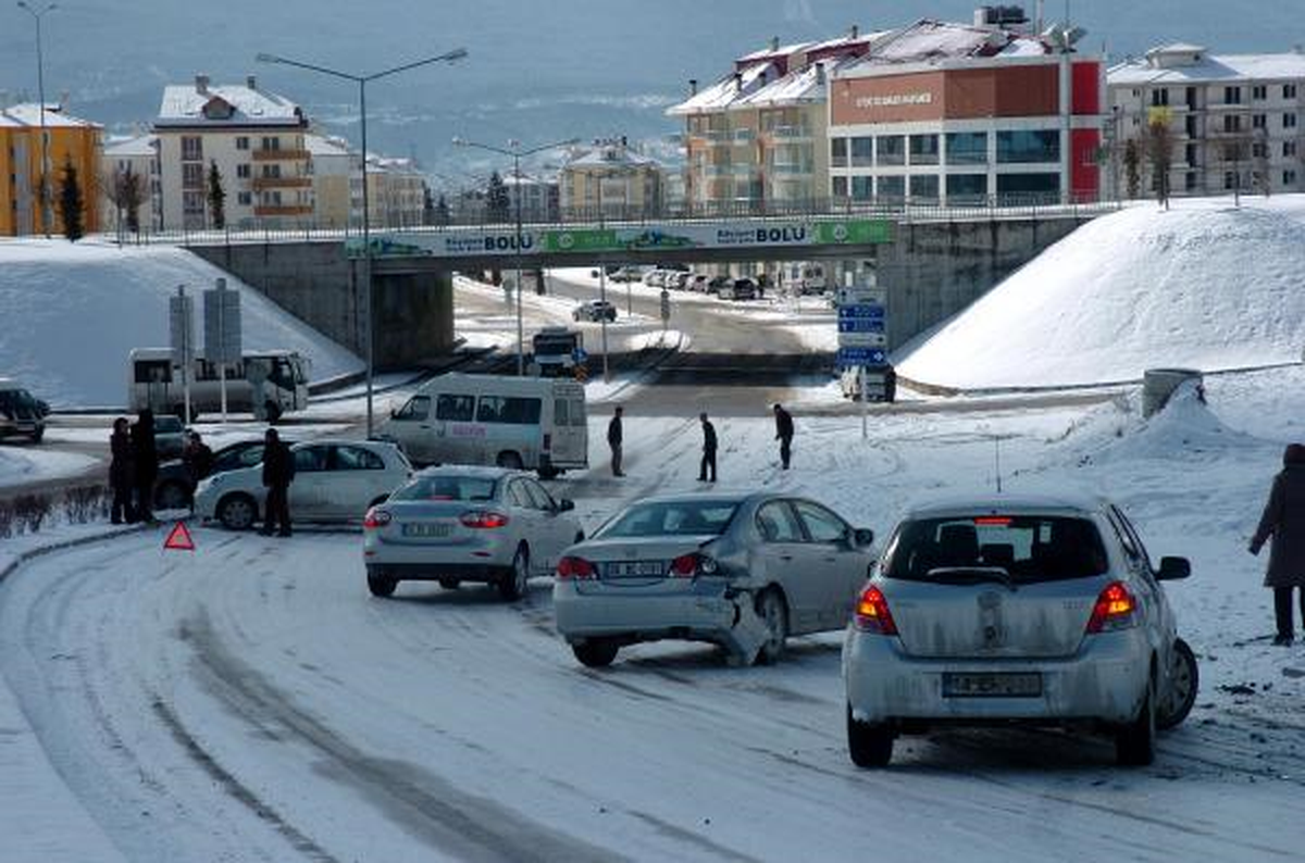 Kar Yağdı, 13 Araç Birbirine Girdi
