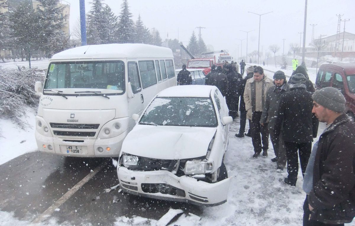 Kütahya\'da 6 Aracın Karıştığı Zincirleme Trafik Kazasında 2 Kişi Yaralandı