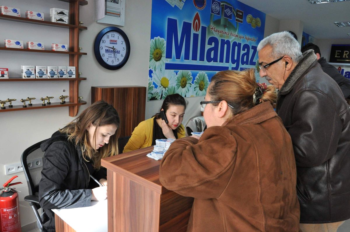 Manisalılar İndirimli Tüp Kampanyasına Yoğun İlgi Gösterdi