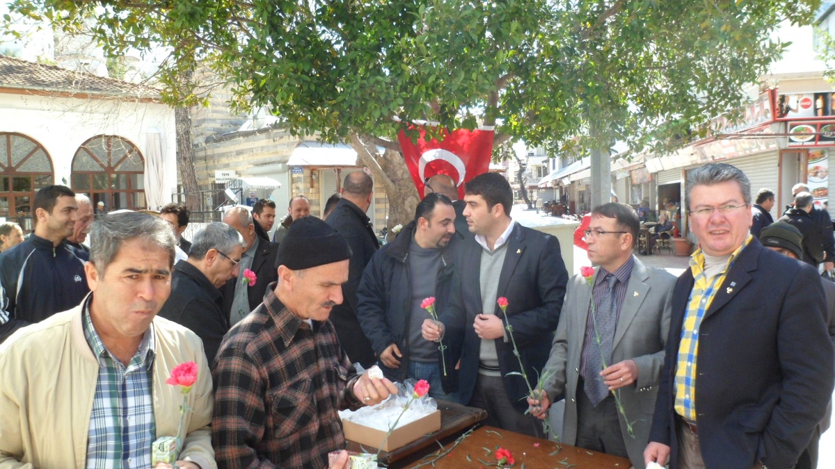 Marmaris MHP Çanakkale Şehitleri Anısına Lokma Dağıttı