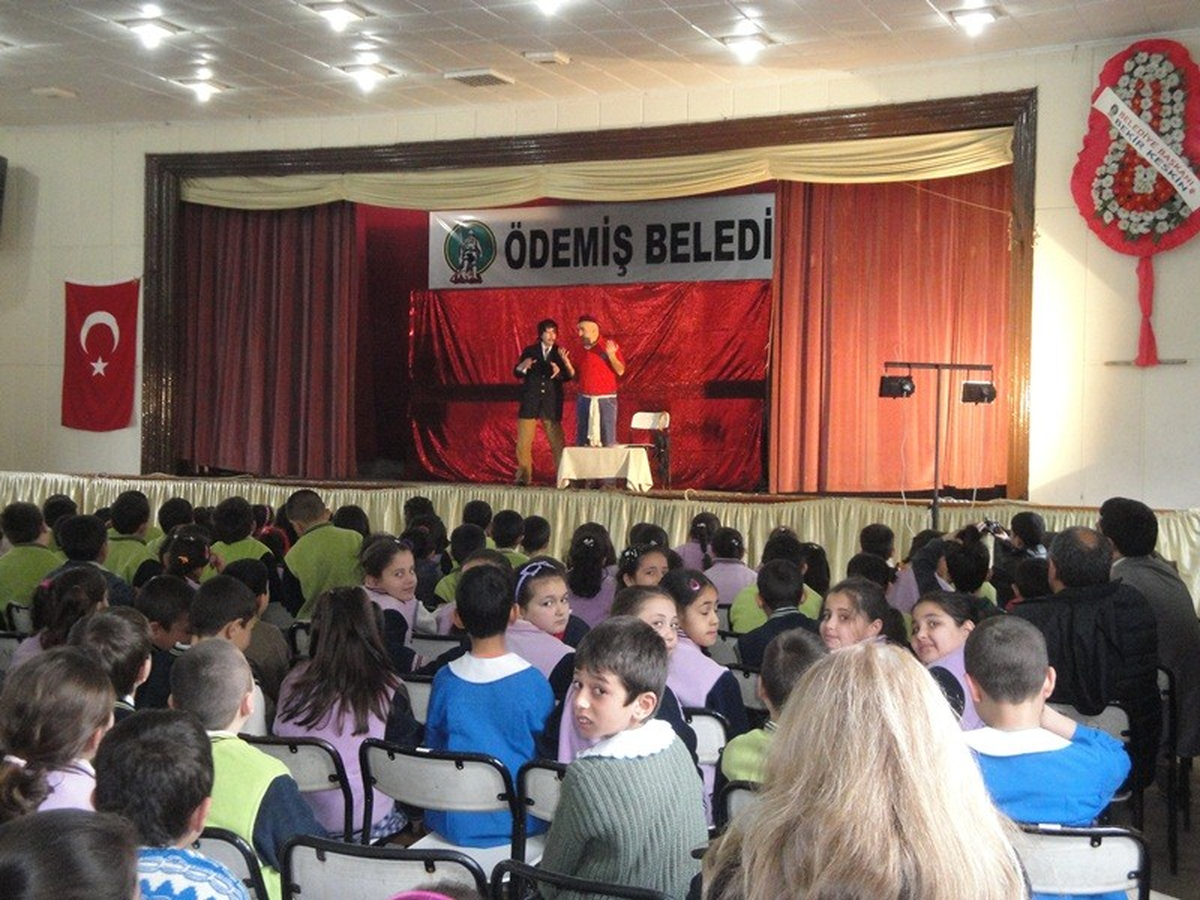 Ödemiş Belediyesi Tiyatrolar Günü'nü Erken Kutladı