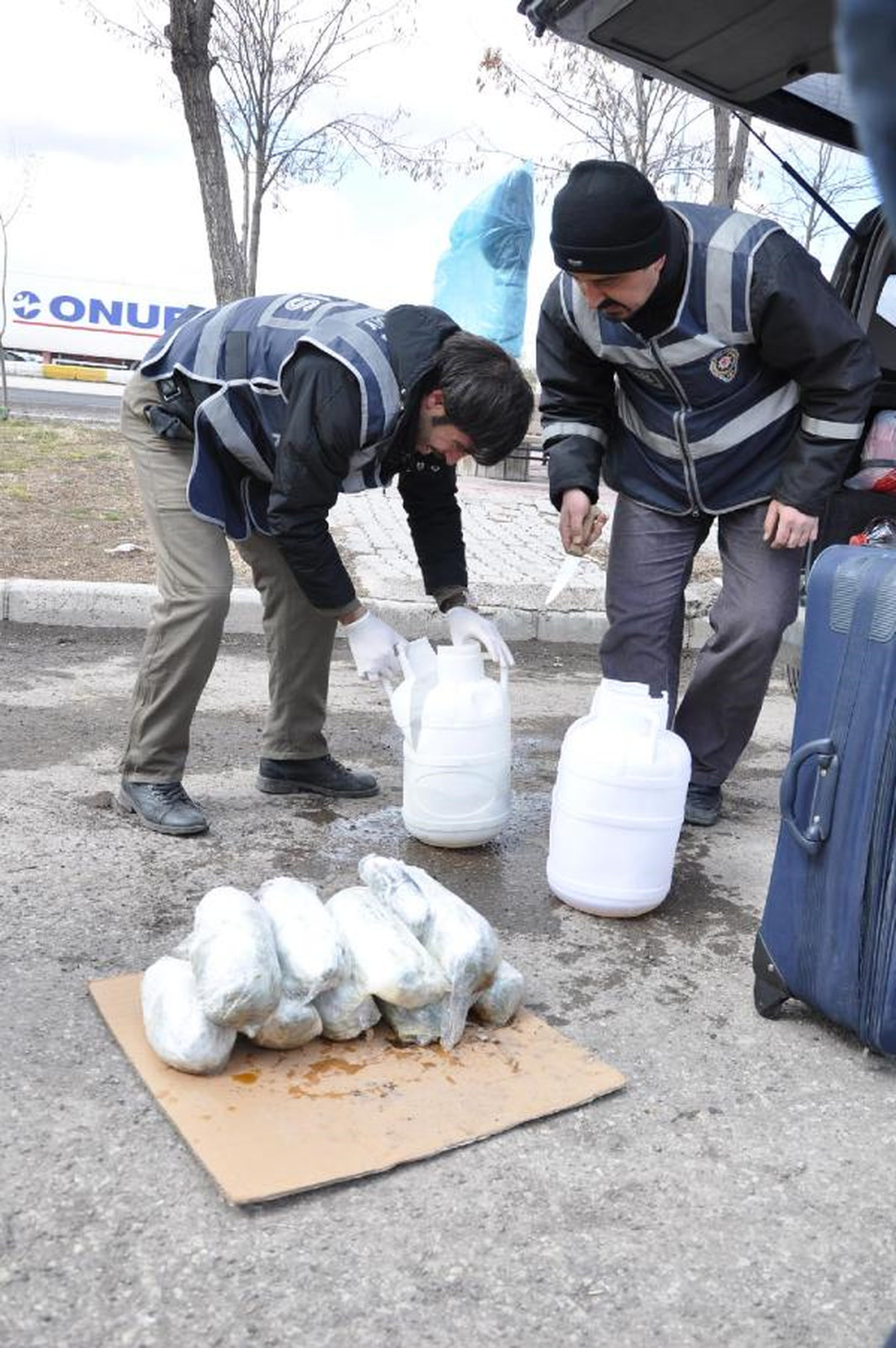 Peynir Bidonlarından 15 Kilo Esrar Çıktı