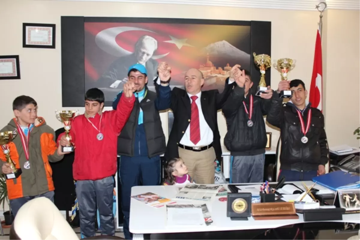 Şampiyon Tenisçiler İl Müdürümüzü Ziyaret Etti