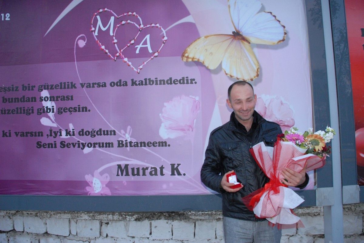 Sevgilisini Billboardlar Önünde Çiçeklerle Bekledi