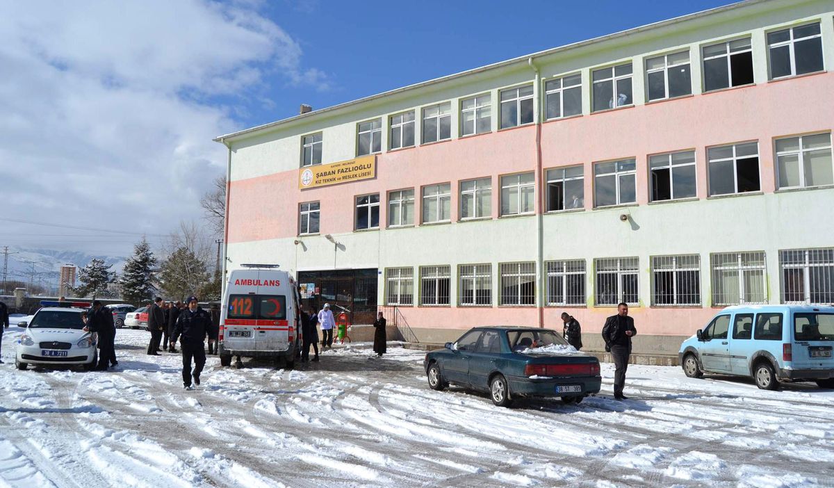 Teklifini Reddeden Kızı Sınıfta Rehin Aldı