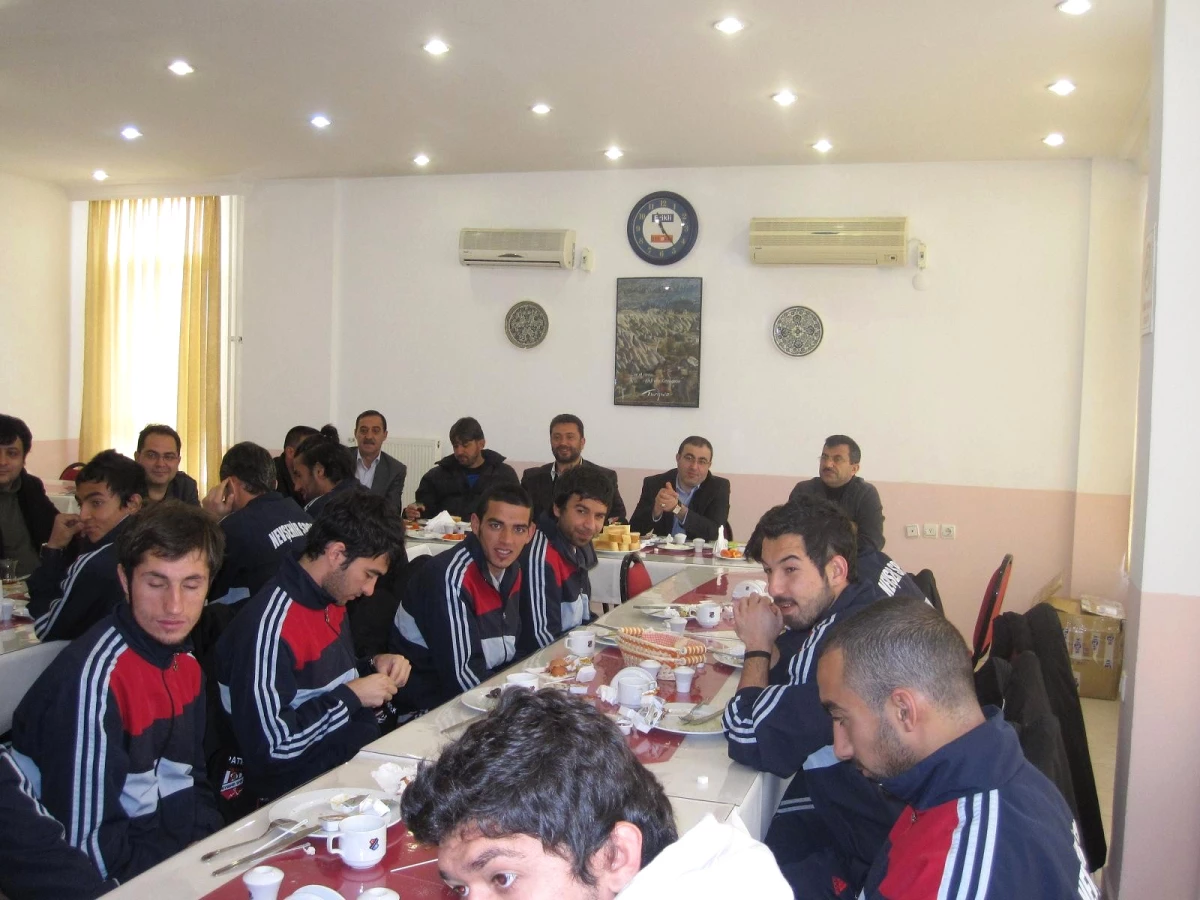 Ünlüer Nevşehirsporlu Futbolcu ve Yöneticele Kahvaltına Biraraya Geldi