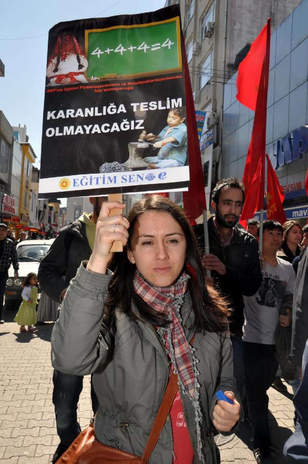 Adana\'da 12 Yıl Zorunlu Eğitime Karşı Yürüdüler