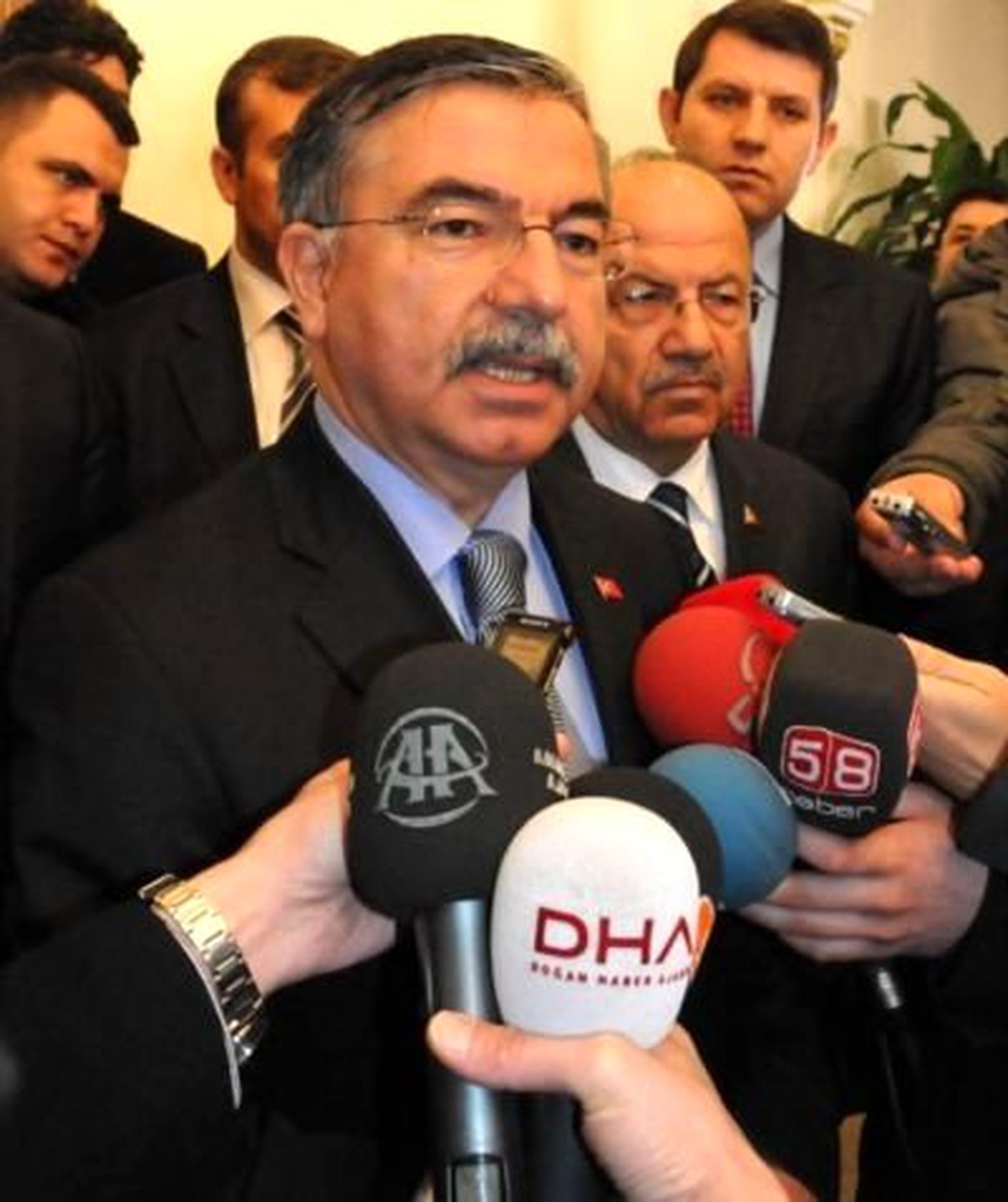 Afganistan\'da 12 Türk Askerinin Şehit Olması Milli Savunma Bakanı Yılmaz."Afganistan\'a Hem Kaza...