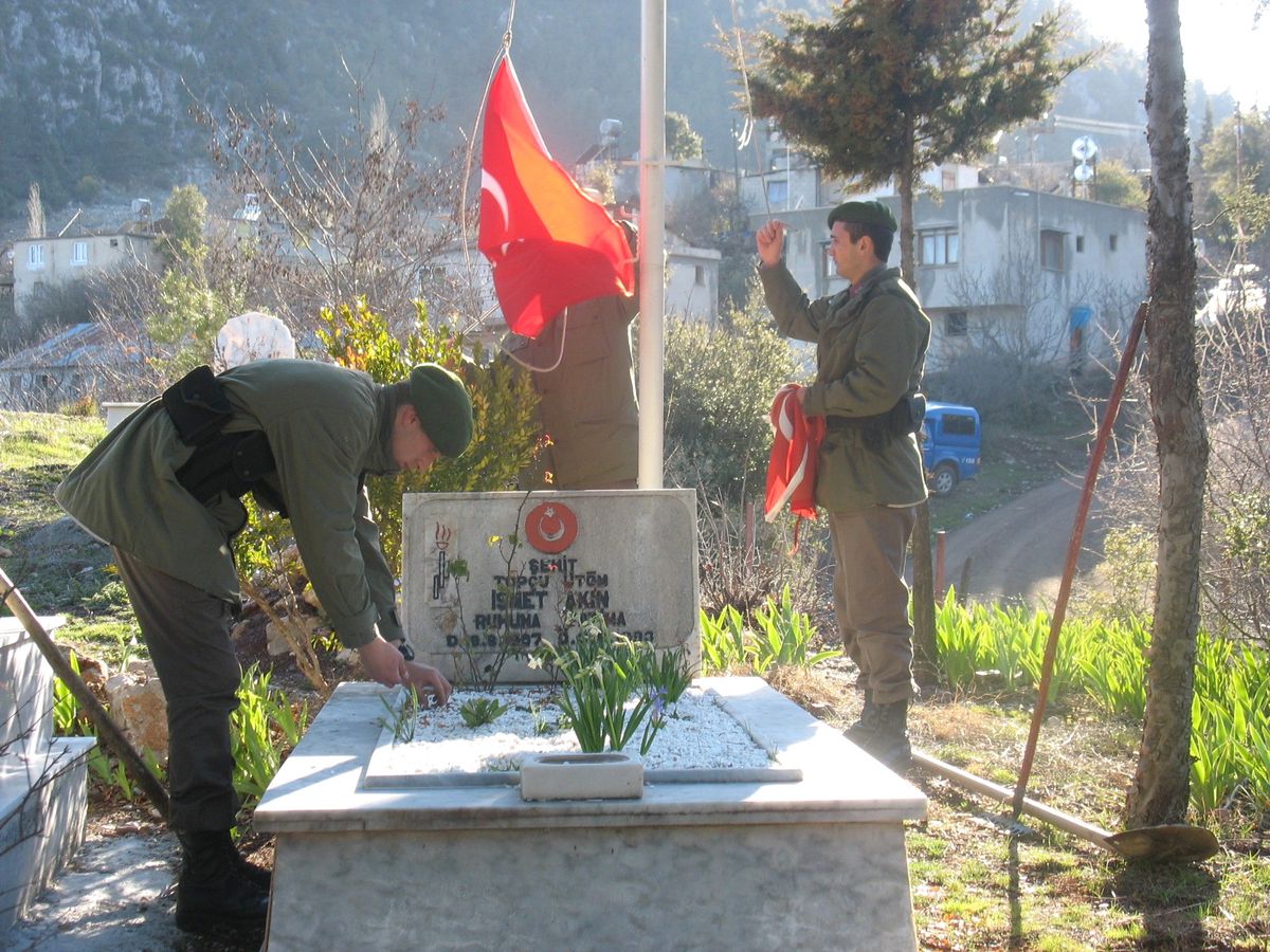 Askerler Şehit Mezarlarının Bakımını Yaptı
