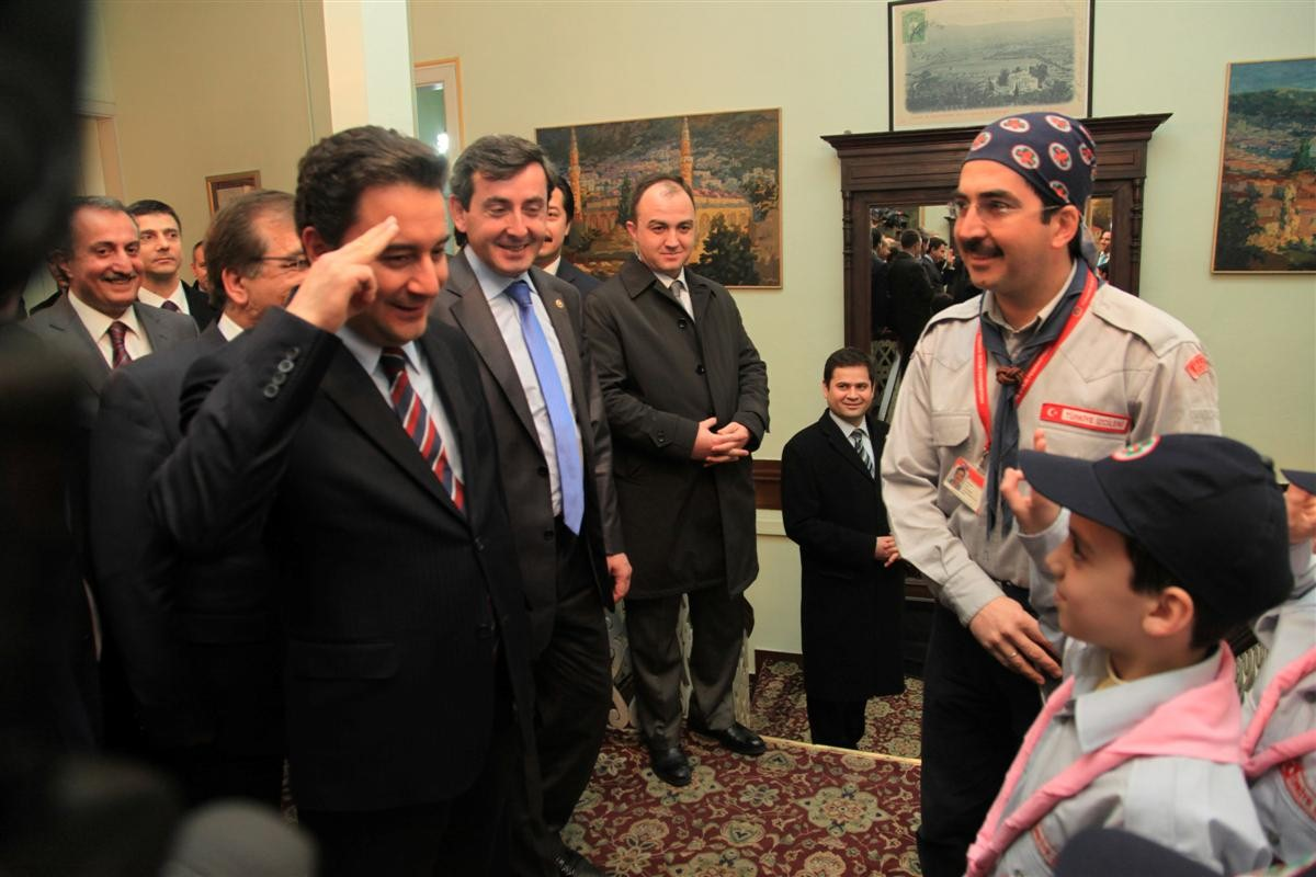 Bakandan İzci Selamı