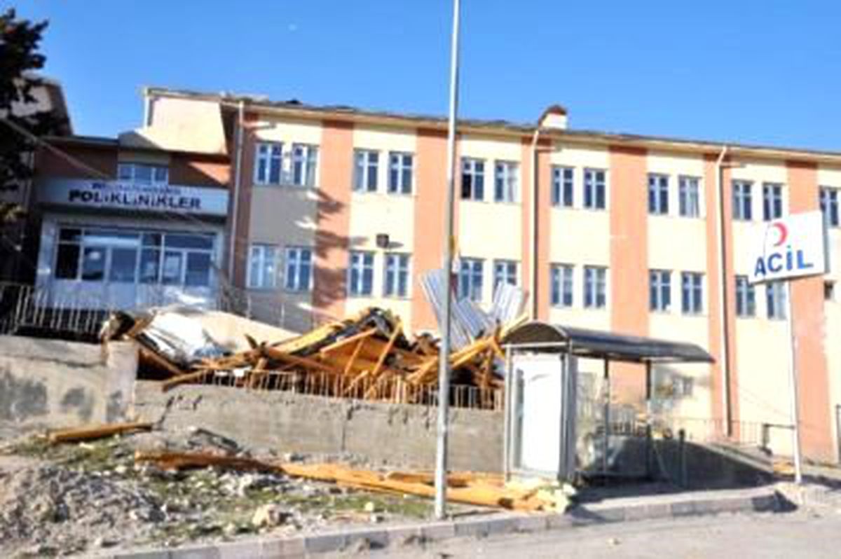 Besni\'de Şiddetli Rüzgar Hastanenin Çatısını Uçurdu