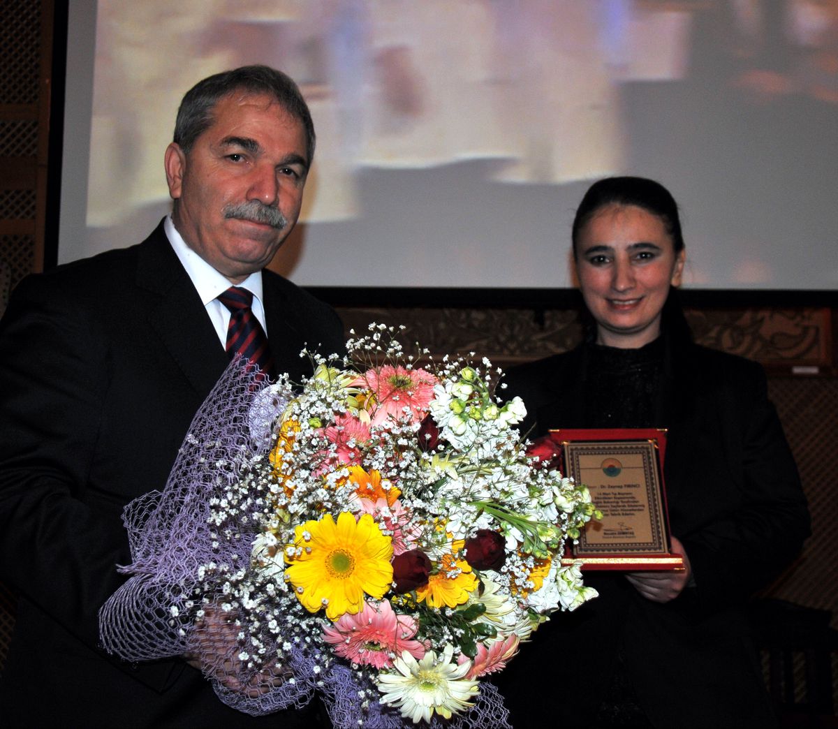 Cesur Yüreğe Demirtaş\'tan Plaket