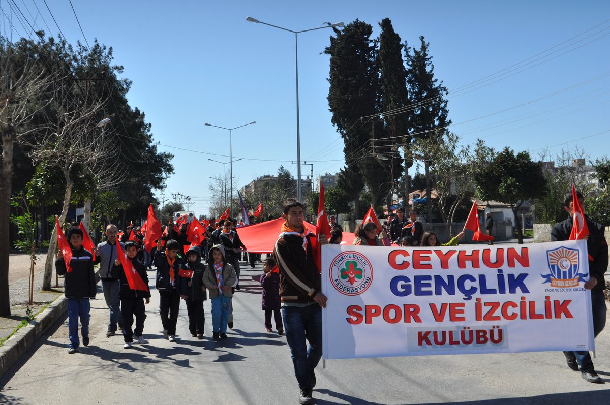 Ceyhan\'da \' Çanakkale Şehitlerine Saygı\' Yürüyüşü
