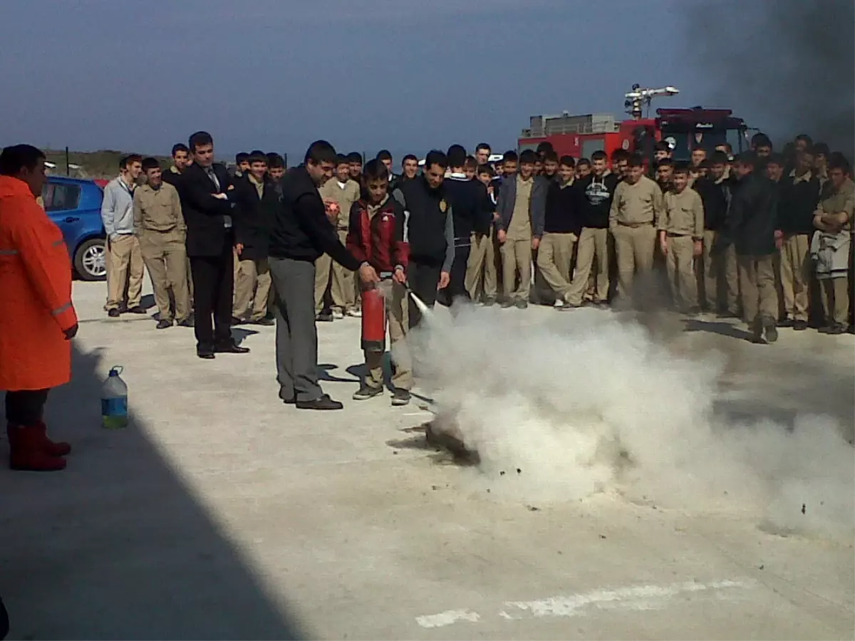 Denizcilik Okulunda Yangın Tatbikatı