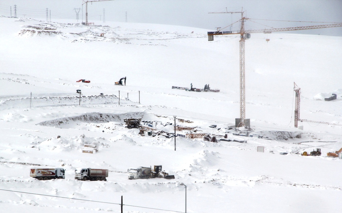 Deprem Konut Alanında Çalışan İş Makineleri Kar Altında