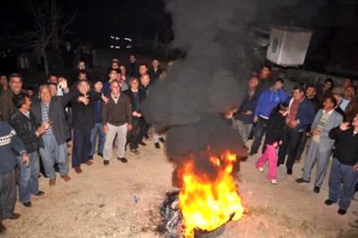 Elektrik Kesilince Eylem Yaptılar