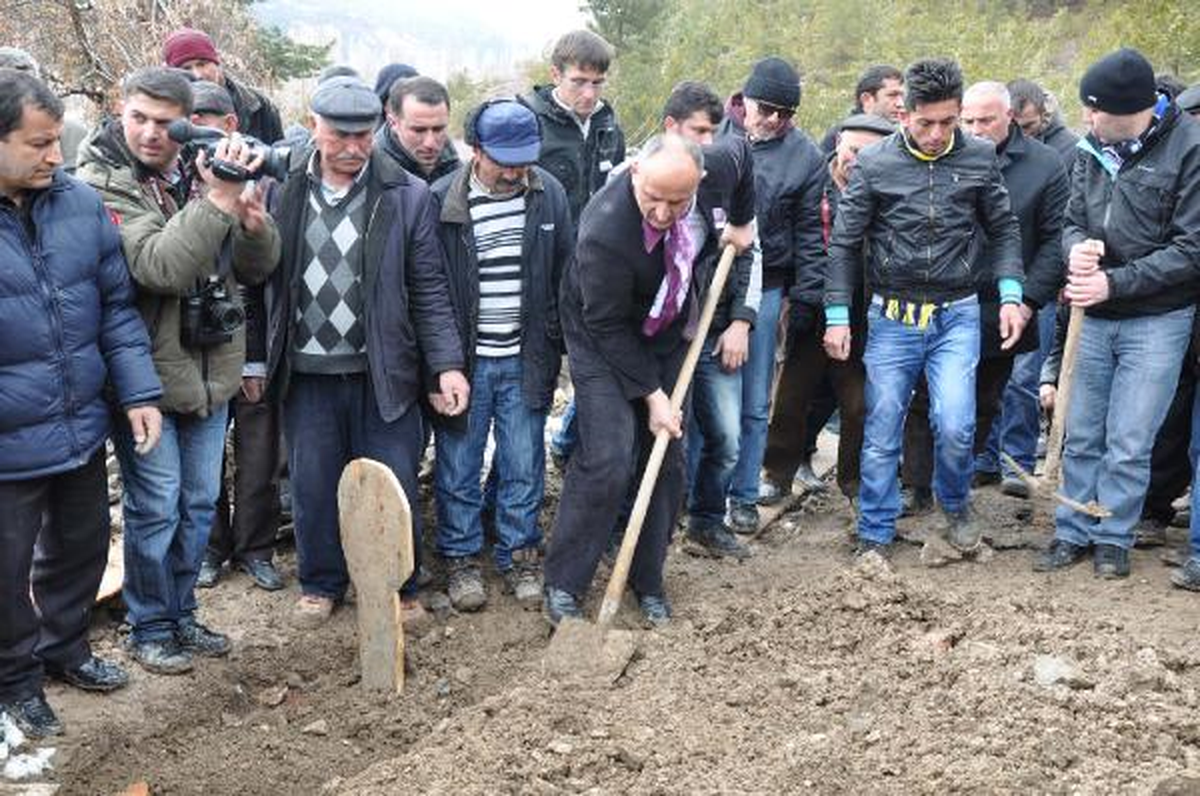 Emekli Albay Dursun Çiçek, Annesinin Cenazesi İçin Tokat'ta (3)