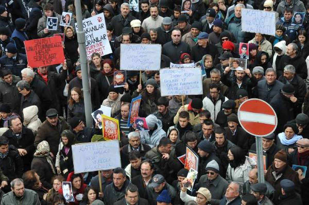 Eski Madımak Oteli'ne Yürüyüp Zamanaşımını Protesto Ettiler