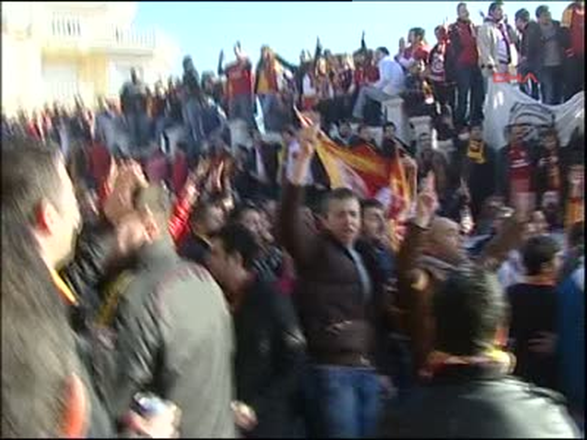 Galatasaray Kafilesi Kadıköy\'e Doğru Yola Çıktı