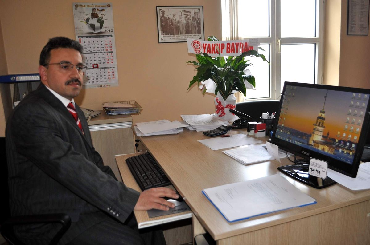 Memurdu, Şef Oldu