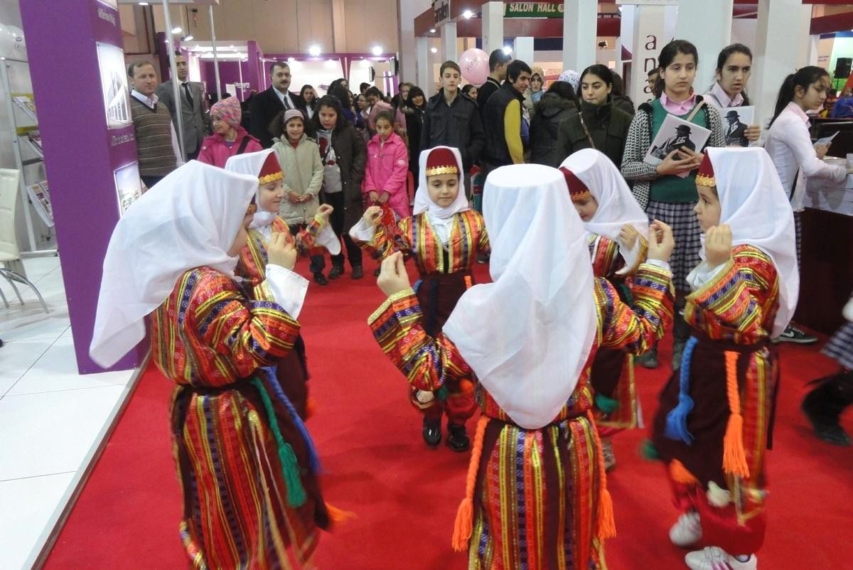 Minik Folklorculardan Fuarda Gösteri
