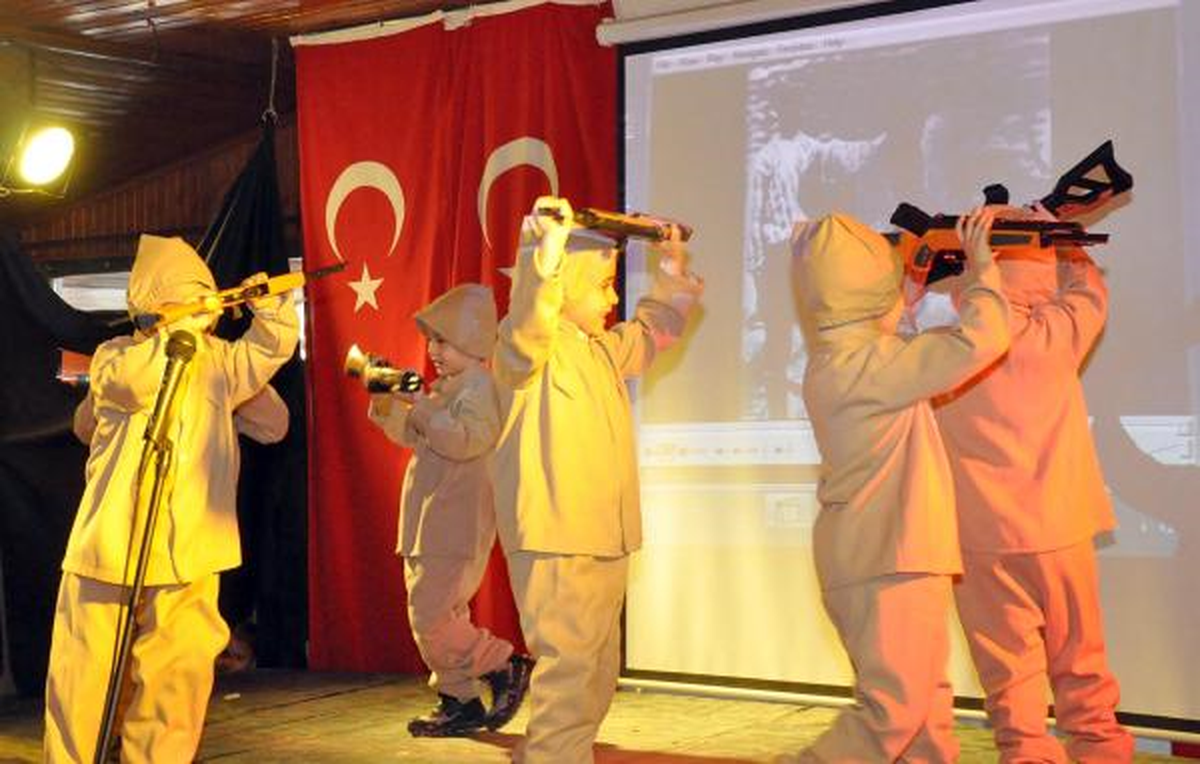Minikler Oyuncak Silahlarla Çanakkale Savaşı\'nı Canlandırdı