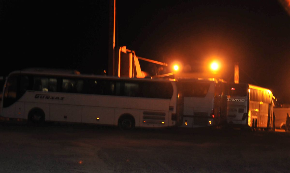 Mültecilerin Kilis\'e Sevkiyatı Sürüyor