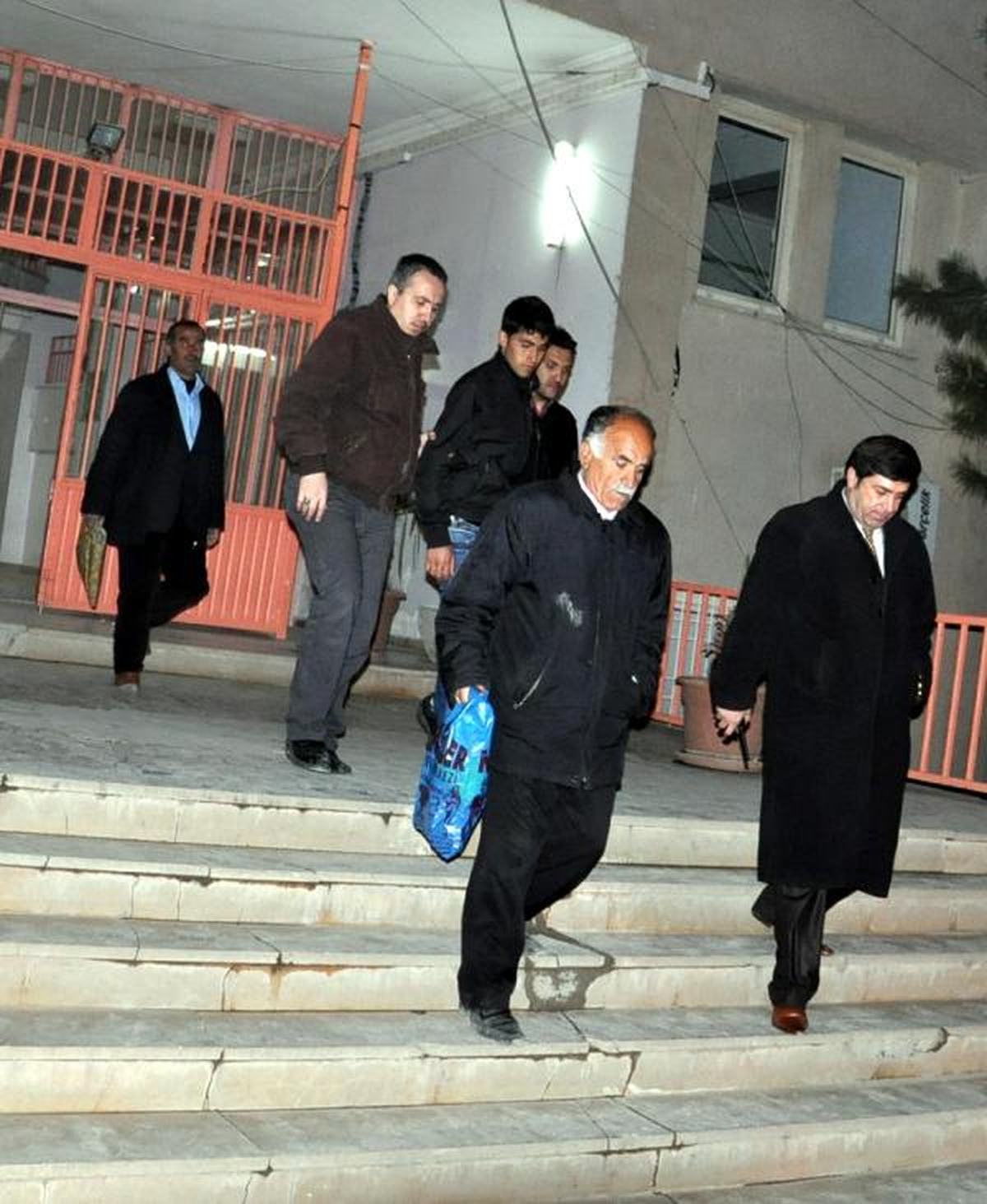 Nusaybin\'de 5 Kişi Kck\'dan Tutuklandı, 2 Atm Ateşe Verildi