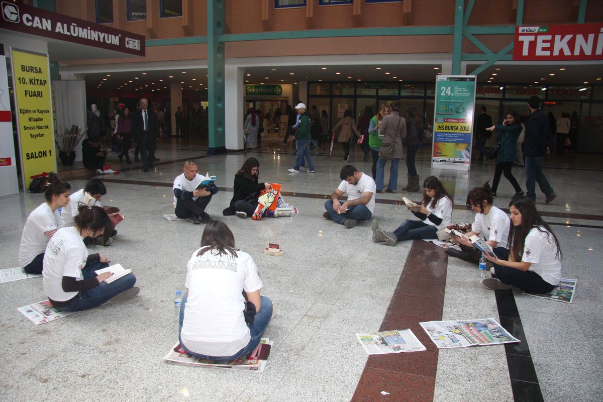 Okumaya Dikkat Çekmek İçin Oturarak Kitap Okudular