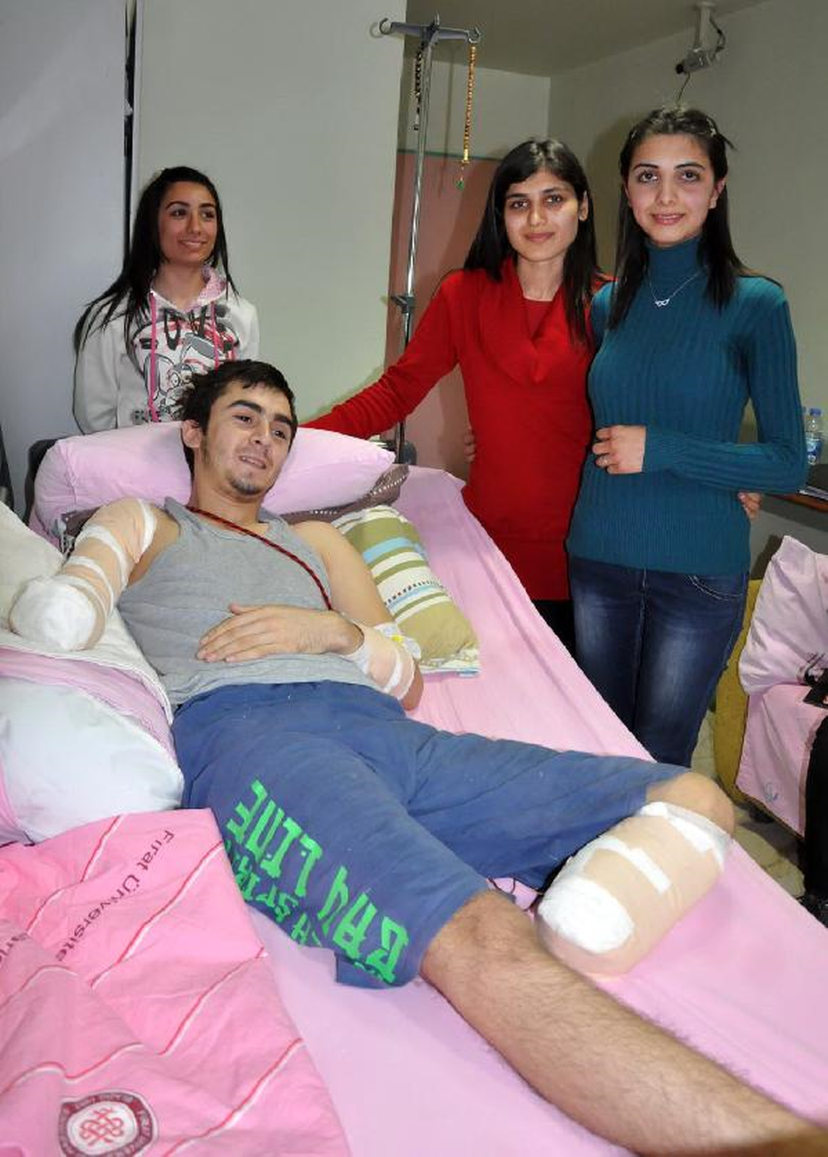 Okuyabilmek Uğruna Sağ Kol ve Sol Bacağını Kaybetti, Arkadaşları Protez Kampanya Başlattı