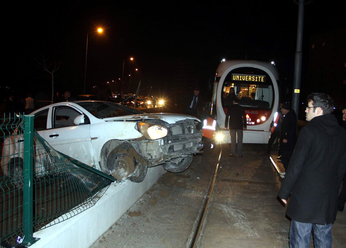 Otomobil Raylara Daldı: 2 Yaralı